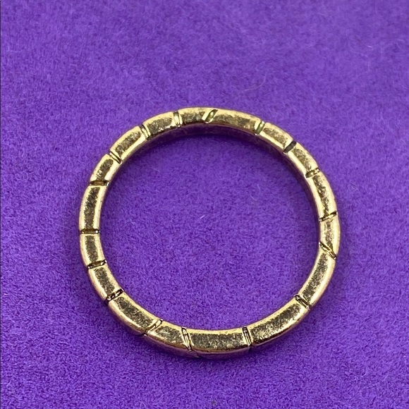 💛 Classic Gold Plated Textured Band Ring - Picture 4 of 7